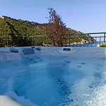 Dionos With Jacuzzi Tatil Evi